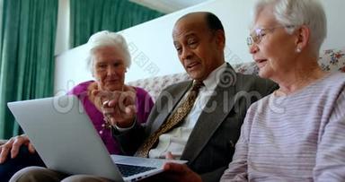 一群活跃的混血高级朋友在<strong>养老院</strong>讨论笔记本电脑